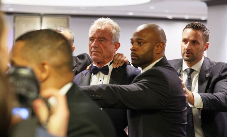 Ógn á galakvöldverði og forsetinn fluttur á brott