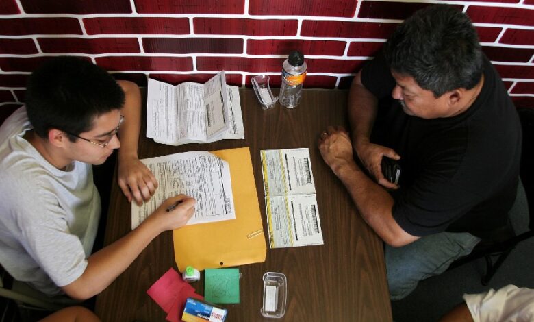 Juez de EEUU frena pausa de residencia para 80 migrantes: clave del fallo