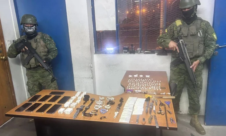 Ejército intensifica control y decomisa armas en cárcel de Cotopaxi