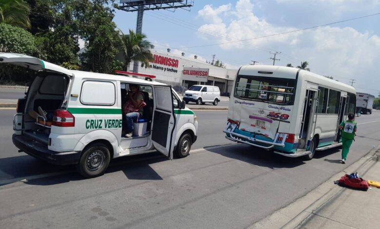 Accidente rastra microbús deja tres heridos en Opico