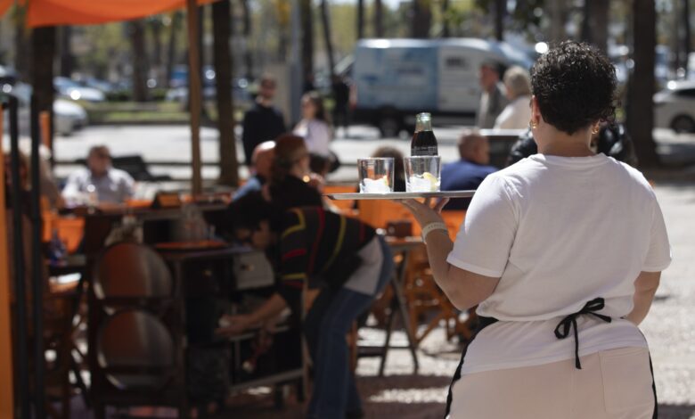 Looking for a job? Hiring slowdown may last