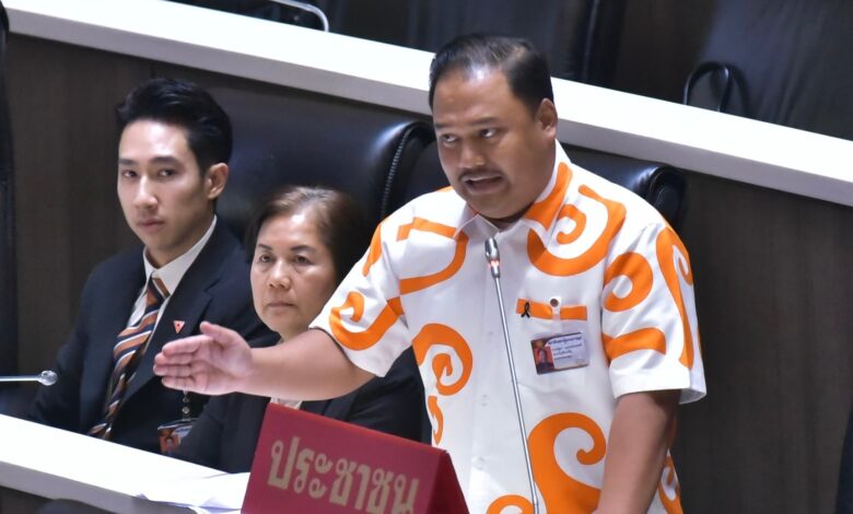 ส่องแฟชั่นและลีลา ‘สส.กาย’ กลางสภาเดือด