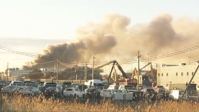 Incendie à Montréal-Est : fumée noire et perturbations près d’un centre de recyclage