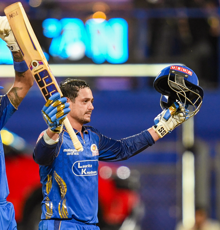 ‘Nothing seems to faze him’: Finch lauds De Kock’s calmness after century