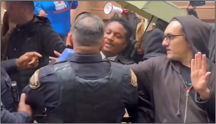 نیویارک میں کونسل ممبر چی اوسے کی اینٹی ایویکشن احتجاج کے دوران گرفتاری اور رہائی