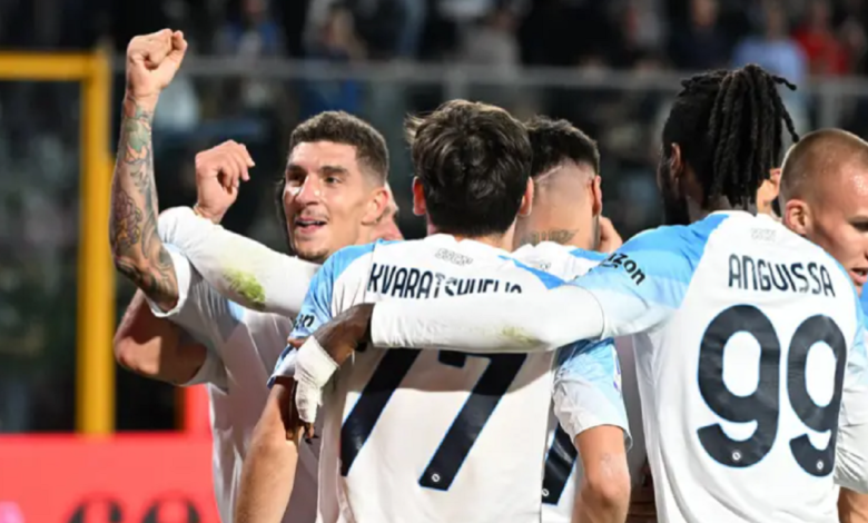 نابولي يكتسح كريمونيزي ويشعل المنافسة في الدوري الإيطالي