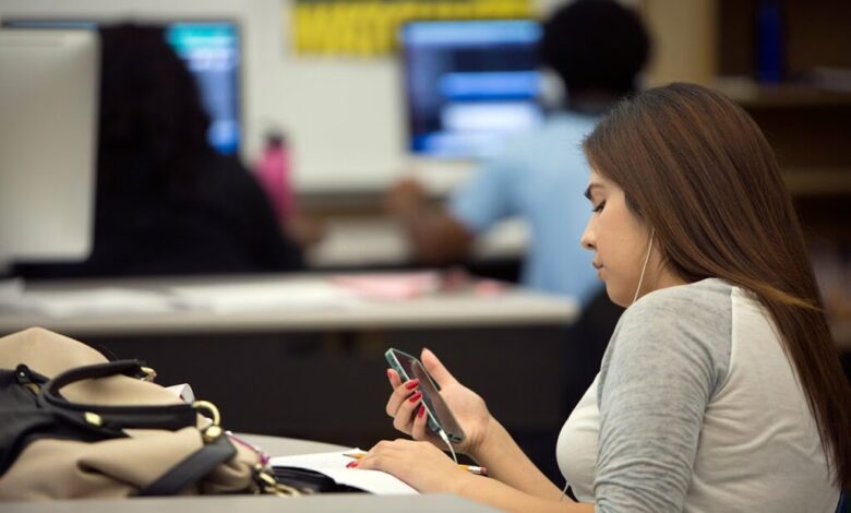 Phone-free school day debate: What Glendale parents should know