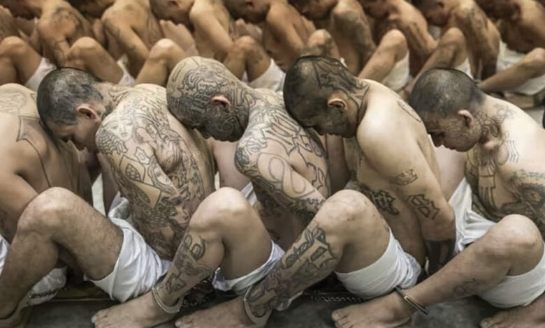 Tribunal de El Salvador julga 468 membros de gangs: acusações e contestação