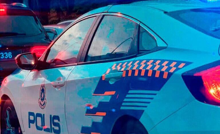 Kejar-mengejar berakhir tragedi: Kereta PATI terbabas di Shah Alam