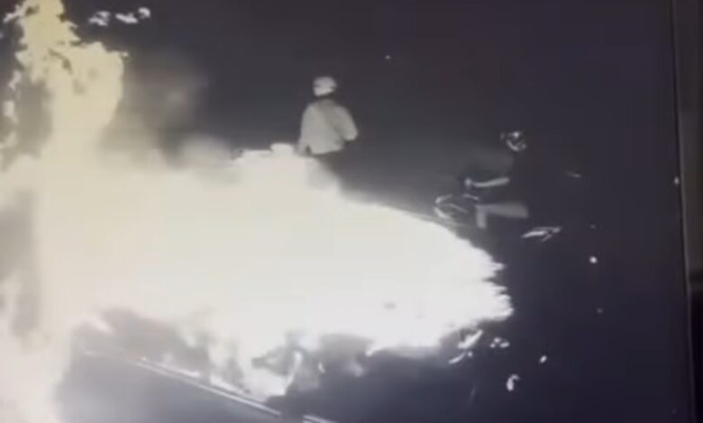 Samseng bermotosikal simbah petrol, bakar dua kenderaan di Kapar