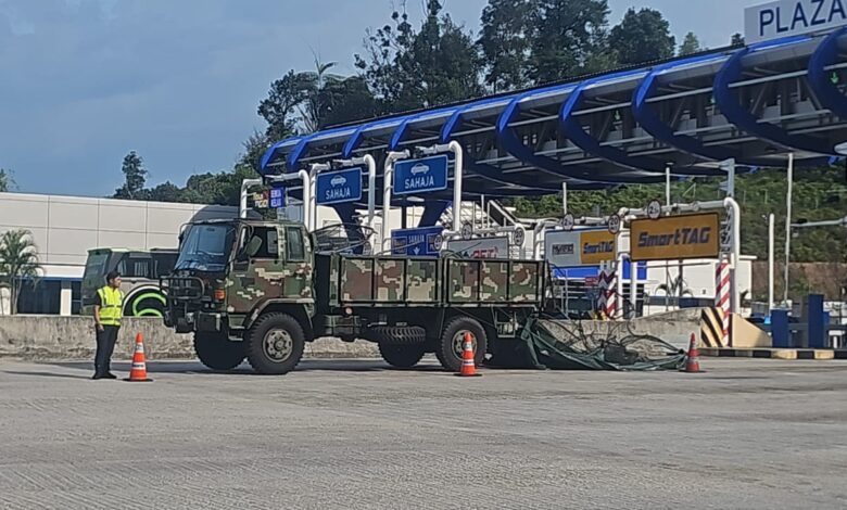 Trak tentera rempuh palang plaza tol SUKE: 13 anggota cedera