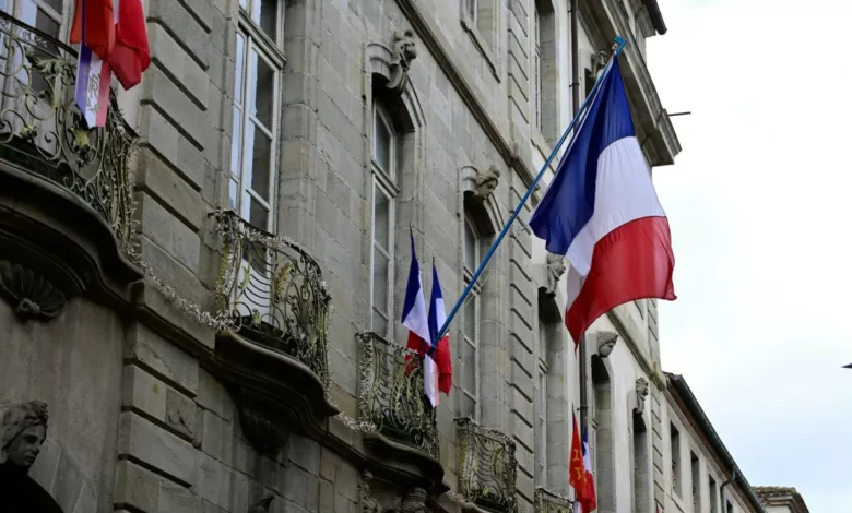 Šok v predmestju Pariza: Župan si je plačo zvišal za kar 173 odstotkov