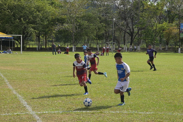 Niños participaron con entusiasmo en Juegos Escolares: así fue el día