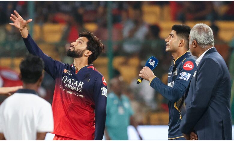 RCB vs GT Live Score: बेंगलुरु में गुजरात की बल्लेबाजी शुरू, आरसीबी की घातक गेंदबाजी