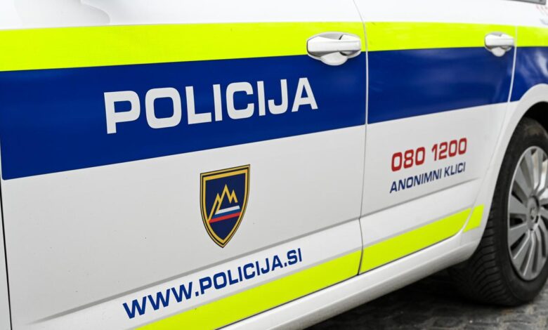 Nevarna vožnja na Gorenjskem: Pijan 18-letnik z neregistriranim mopedom v traktor