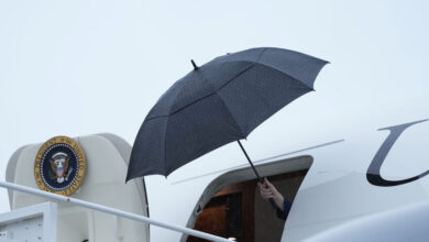 Trumpov súboj s dáždnikom: Keď vám fyzika stojí v ceste do Air Force One