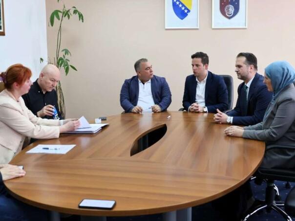 Bolji uslovi za srednjoškolske radnike u KS: Potpisan novi Kolektivni ugovor