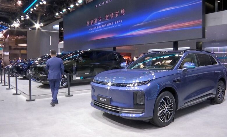 V Číně se koná největší autosalon: ukazuje přes 1400 aut