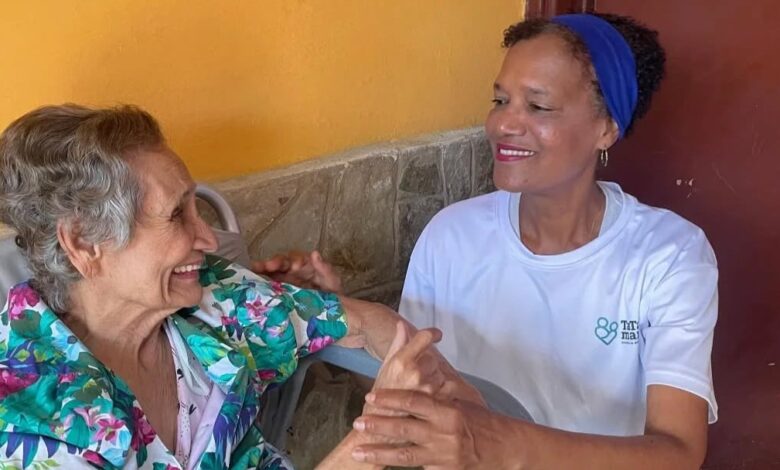 Cuidar bajo permiso: el cerco legal al trabajo privado en Cuba