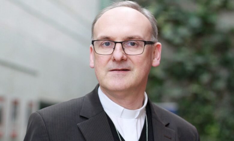 Nový arcibiskup Přibyl před zásadní zkouškou: Konec kulturních válek?