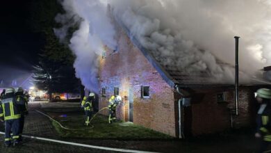 Brand in Ostvictorbur: Feuerwehr verhindert Explosionen im Schuppen