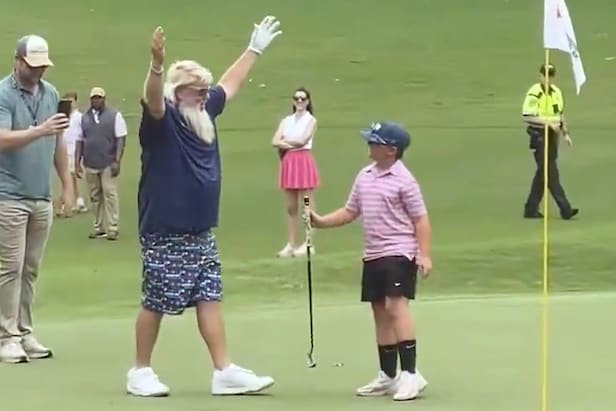 John Daly’s clutch moment: he hands a putt to a kid who drains it