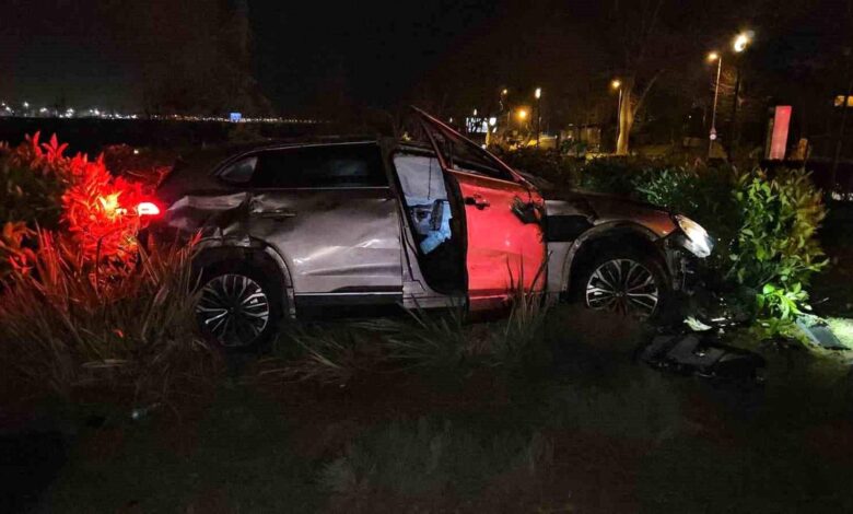 Fatih’te korkutan kaza: Otomobil taklalar atarak parka uçtu