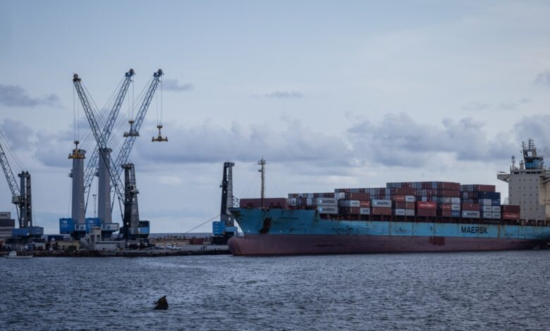 Somalia pirate hijacking steers cargo vessel toward coast