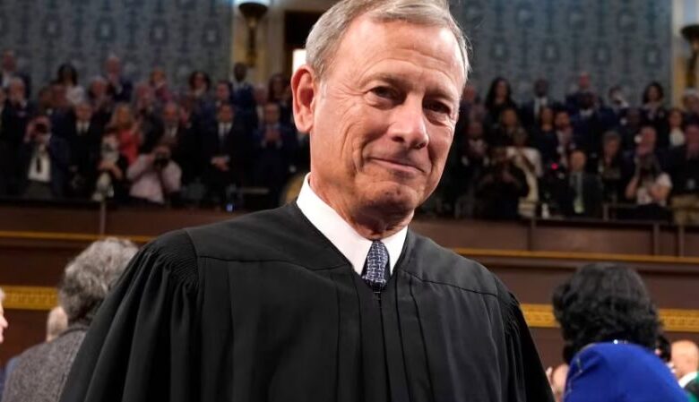 Fallo clave sobre voto negro y latino impulsa a John Roberts