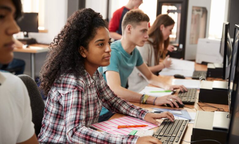 Feedback Bias? AI Adjusts Replies by Race and Gender, Research Finds