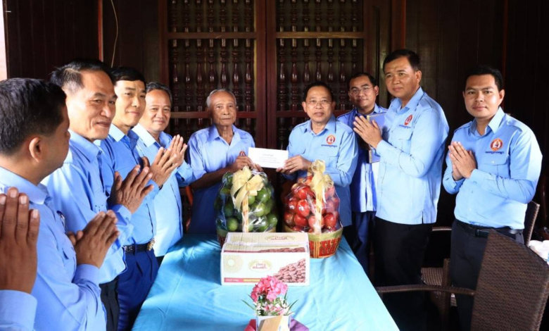 លោក ចាយ បូរិន នាំអំណោយពីសម្តេចធិបតីជូនលោក កង ណែម នៅខេត្តត្បូងឃ្មុំ