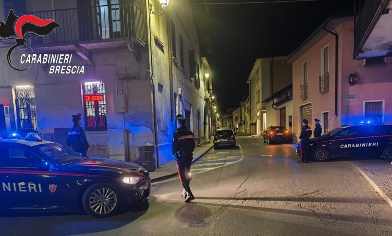 Manerbio, arrestato 22enne viola il divieto e tenta di sfondare la porta di casa