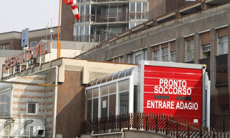 Brescia, precipita dal quarto piano dell’ospedale Civile: morto 35enne