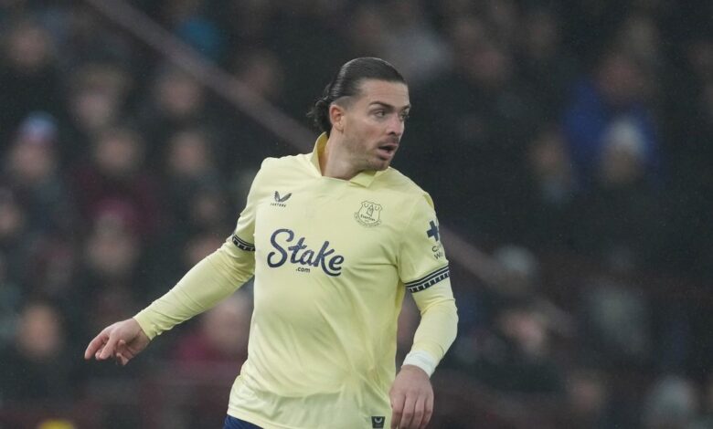 Alkohol ho dostihl: Grealish po operaci nohy skončil v baru na stole