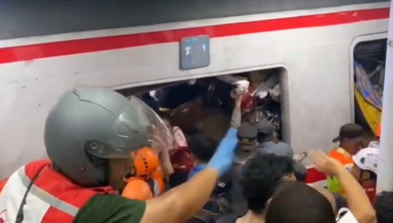 Tabrakan Kereta di Bekasi Timur, Korban Terjebak