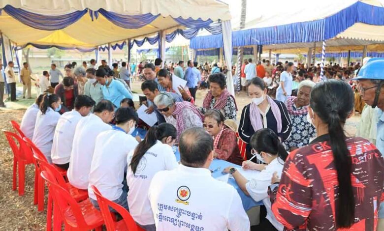 មន្ទីរពេទ្យព្រះអង្គឌួង ដឹកនាំពិនិត្យសុខភាពភ្នែក និងចែកវ៉ែនតាឥតគិតថ្លៃ ជូនជាង ២.០០០នាក់នៅកំពង់ចាម