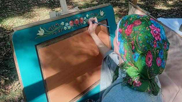 Z dělnice se stala mistryně renovací. Žena vrací život starým truhlám a skříním