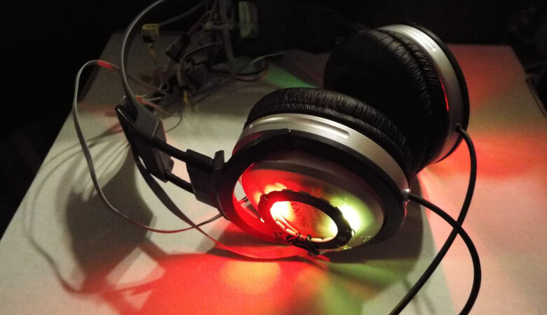 Green Powered Headphones: Noise Canceling From City Vibes