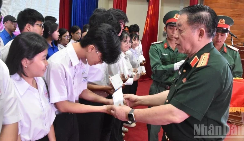 Đại tướng Nguyễn Trọng Nghĩa dự họp mặt kỷ niệm truyền thống tại Đồng Tháp