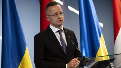 Záhadný let a ticho po bouři: Szijjártó po prohře Fideszu zmizel z radaru