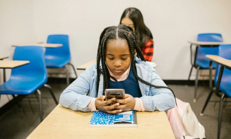 Reduced screen time push grows in LAUSD after cellphone ban