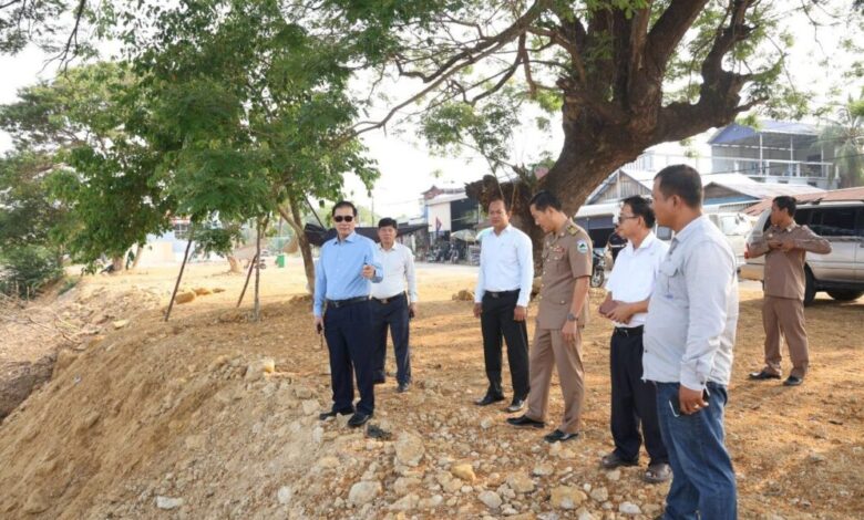 លោក ខូយ រីដា ដឹកនាំក្រុមការងារចុះពិនិត្យរុះរើសំណង់តាមច្រាំងស្ទឹងពោធិ៍សាត់