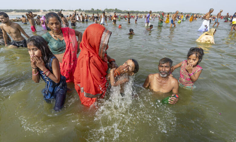帶恆河水回台長出怪菌？男子遭網轟後飛往印度歸還