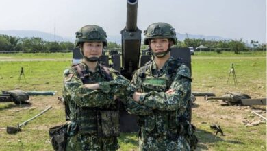 姊姊當砲長、妹妹操作瞄準鏡：李美奇與李美薇的軍中日常