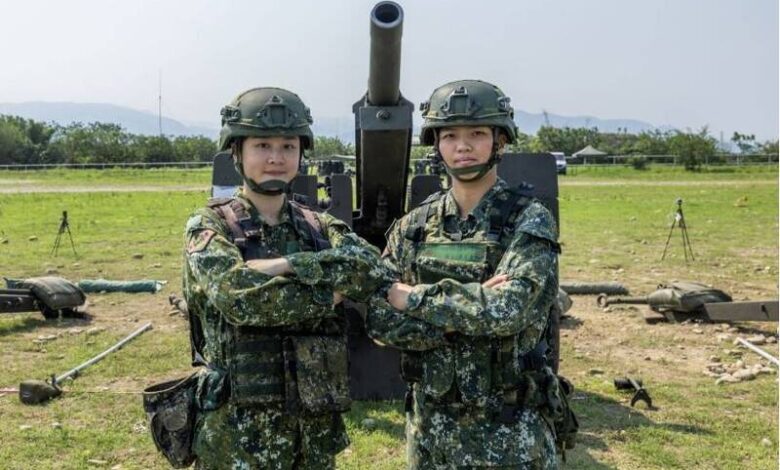 姊姊當砲長、妹妹操作瞄準鏡：李美奇與李美薇的軍中日常