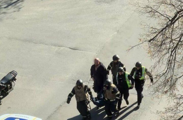 Anchetă la Kiev: Polițiști filmați în timp ce fug de la locul unui atac armat