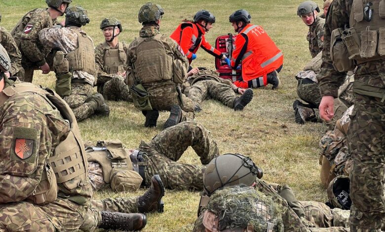 Valmierā mediķi militārajās mācībās trenējas glābt cietušos pēc sprādziena