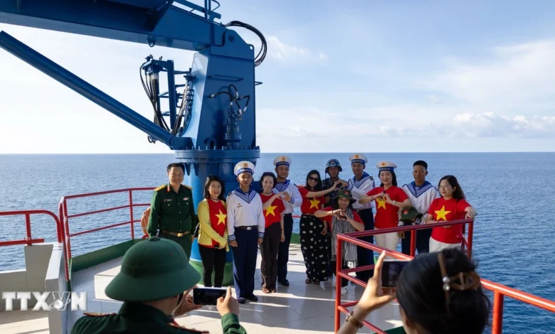 Cờ Tổ quốc theo chân đoàn công tác đến với vùng biển đảo thiêng liêng