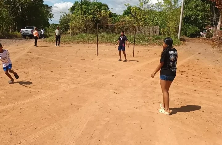 Entre barro y carencias, pelaitos de Calobre no sueltan el balón