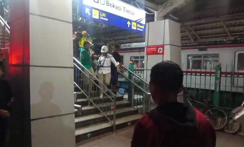 Evakuasi Korban Tabrakan Kereta di Bekasi Timur